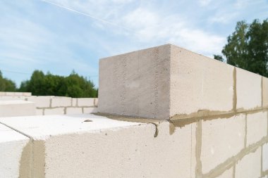 Beyaz bina blokları yakın plan. Güneşli bir yaz gününde bloklar halinde bir ev inşa etmek