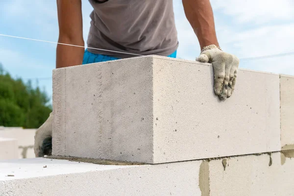 Construtor Faz Uma Parede Concreto Com Blocos Cimento Canteiro Obras — Fotografia de Stock