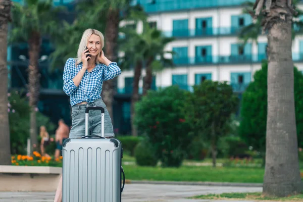 Beautiful Smiling Young Blonde Woman Gray Denim Shorts Shirt Suitcase — Stock Photo, Image