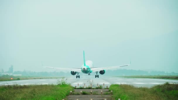 O avião aterrissa na pista no aeroporto . — Vídeo de Stock