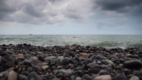 閉じる-夕方には石のビーチのアップ。日没時の海. — ストック動画