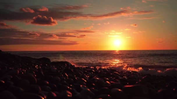 海の夕日、ジョージア州バトゥミの熱帯岩の海岸の波の自然の海 — ストック動画