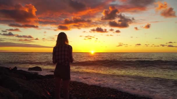 Silueta de mujer esbelta en la playa en una hermosa puesta de sol, — Vídeos de Stock