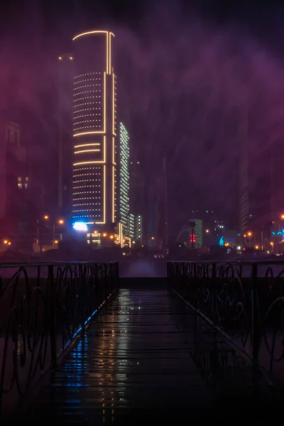 Hermosa Foto Noche Luminosa Rascacielos Través Del Puente Fuentes Cantando —  Fotos de Stock