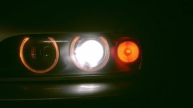 Retro BMW araba farları, sıcak bir ışıkla parlıyor.,
