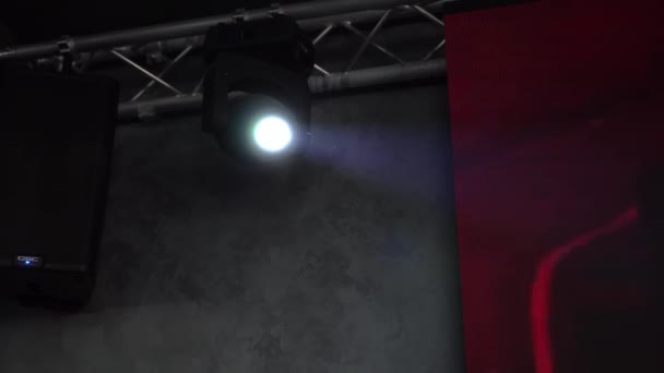 Fényszóró villanások. Világítás, reflektorfény a stúdióban vagy koncerten a színpadon. — Stock videók