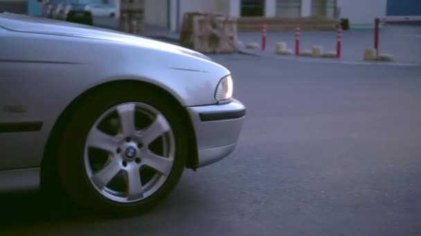 Detailní záběr bmw auta pohybujícího se po opuštěné ulici — Stock video