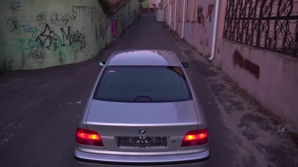 Close-up van een botsauto die door een verlaten straat rijdt — Stockvideo