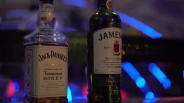 Bir gece kulübünde Jack Daniels ve Jameson 'ın içki şişeleri var..