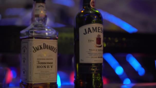 Τα μπουκάλια αλκοόλ Jack Daniels και Jameson είναι στο τραπέζι σε ένα κλαμπ. — Αρχείο Βίντεο