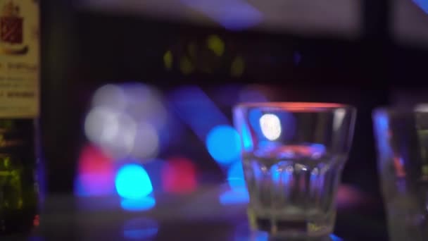 Flessen alcohol Jack Daniels en Jameson liggen op tafel in een nachtclub.. — Stockvideo