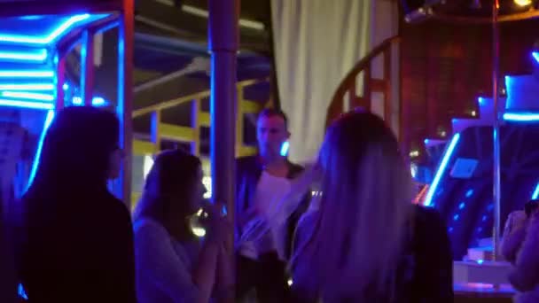 Een groep mensen dansend op de dansvloer in een nachtclub. — Stockvideo