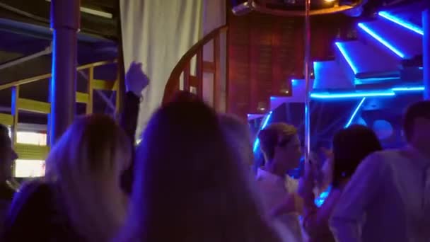 Een groep mensen dansend op de dansvloer in een nachtclub. — Stockvideo