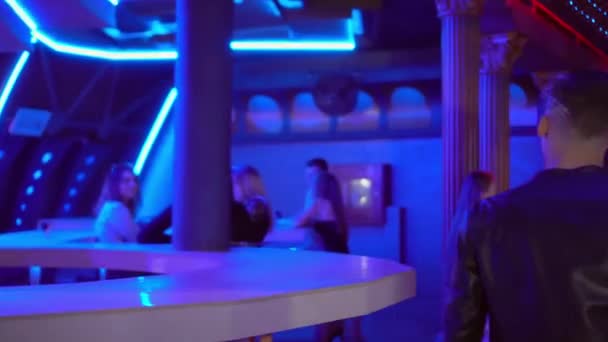 In un nightclub, un grande gruppo di persone si siede in un bar e si diverte. — Video Stock