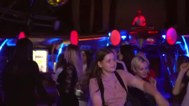 Krásný mladý muž a žena tančí v klubu mezi ostatními lidmi.Guy opustí dívku a narazí na jiného chlapa — Stock video