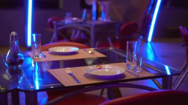 Boş bir restoranın içinde servis masaları var..