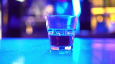 Bir kadının eli bir gece kulübünde bir bardak içki içer..