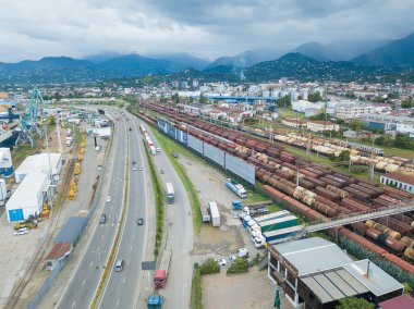 Batumi, Gürcistan - 5 Eylül 2021: Bir yaz günü Batum 'da insansız hava aracı yolu, tren, dağlar.