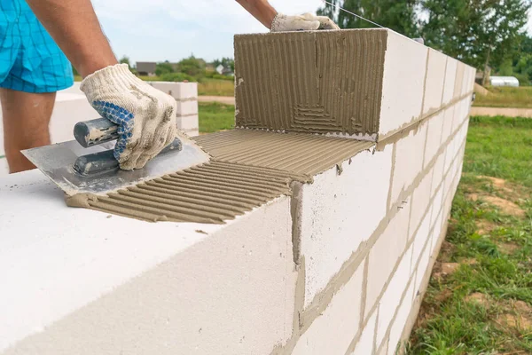 Builder Usa Uma Espátula Entalhada Para Aplicar Mistura Cimento Para — Fotografia de Stock