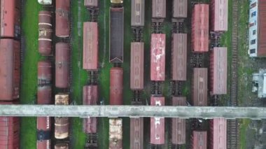 Drone, Marshalling Avlusu. Orada bir sürü tren vagonu var. Depo. Trenler .