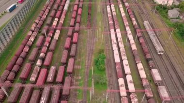 Drone, Marshalling Avlusu. Orada bir sürü tren vagonu var. Depo. Trenler .