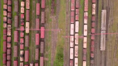 Drone, Marshalling Avlusu. Orada bir sürü tren vagonu var. Depo. Trenler .