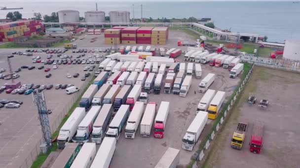 A disparar de um drone para um parque de estacionamento de camiões. Muitos caminhões estão estacionados no porto, — Vídeo de Stock