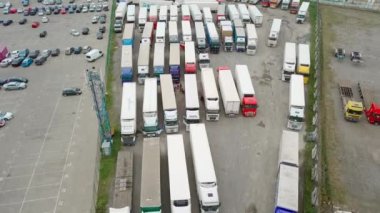 İnsansız hava aracından otoparka ateş etmek. Birçok kamyon limana park edildi.,