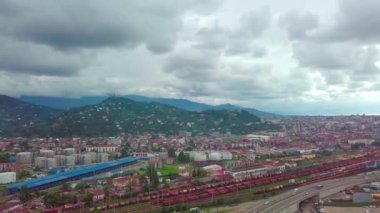 Drone, Marshalling Avlusu. Orada bir sürü tren vagonu var. Depo. Trenler .