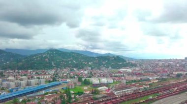 Drone, Marshalling Avlusu. Orada bir sürü tren vagonu var. Depo. Trenler .