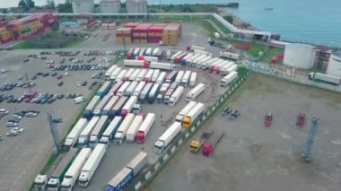 İnsansız hava aracından otoparka ateş etmek. Birçok kamyon limana park edildi.,