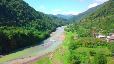 Gürcistan 'da Chorokhi Nehri kıyısındaki bir köyün kuş bakışı görüntüsü.