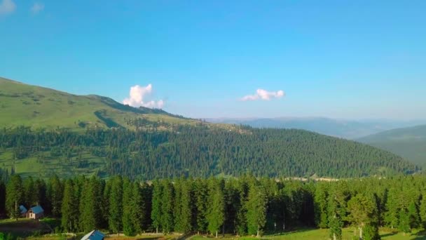 Paisagem montanhosa na Geórgia, a aldeia de Beshumi. Tiroteio de um drone — Vídeo de Stock