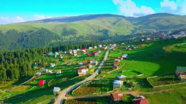 Gürcistan 'daki Beshumi köyündeki dağ manzarası. Bir İHA 'dan ateş etmek