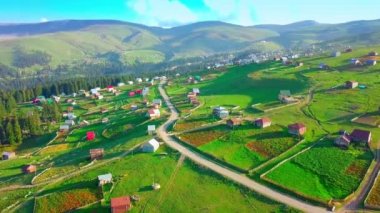 Gürcistan 'daki Beshumi köyündeki dağ manzarası. Bir İHA 'dan ateş etmek