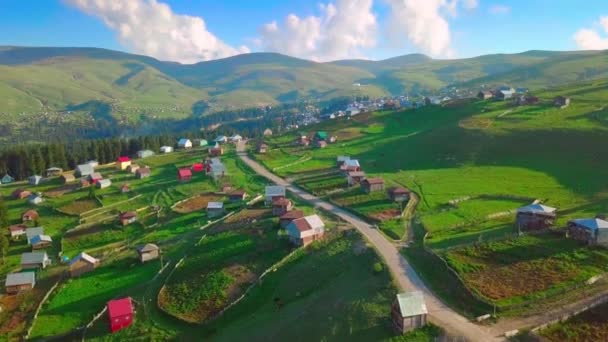 Paisaje de montaña en Georgia, el pueblo de Beshumi. Disparando desde un dron — Vídeos de Stock