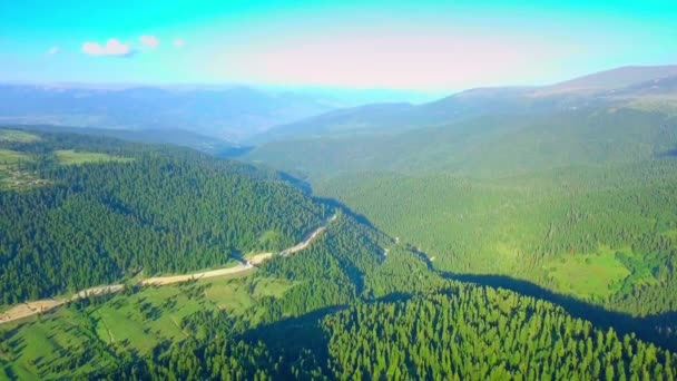 Hermosa vista de pájaro de la aldea de montaña de Beshumi en Georgia, — Vídeos de Stock