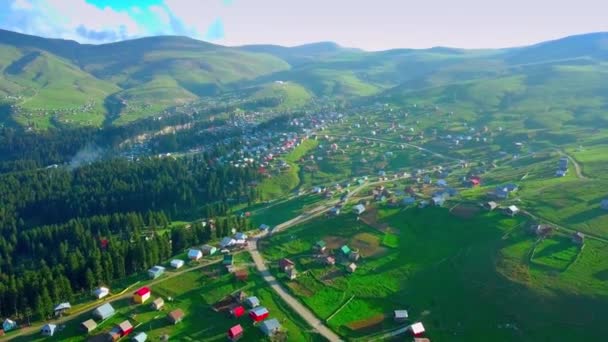 Paisaje de montaña en Georgia, el pueblo de Beshumi. Disparando desde un dron — Vídeos de Stock