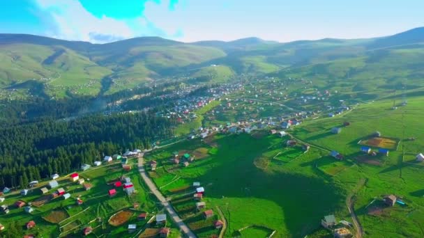 Paisaje de montaña en Georgia, el pueblo de Beshumi. Disparando desde un dron — Vídeo de stock