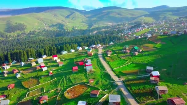 Hermosa vista de pájaro de la aldea de montaña de Beshumi en Georgia, — Vídeo de stock