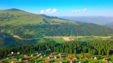 Gürcistan 'daki Beshumi köyündeki dağ manzarası. Bir İHA 'dan ateş etmek