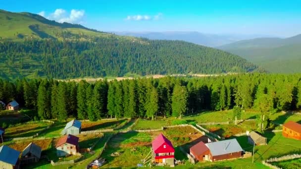 Hermosa vista de pájaro de la aldea de montaña de Beshumi en Georgia, — Vídeos de Stock