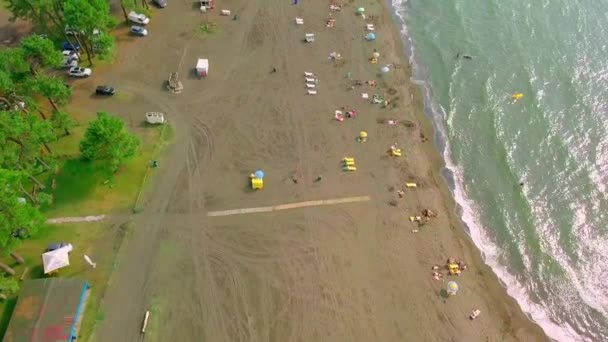 Drone filmato di una spiaggia di sabbia nera in Georgia Magneti, — Video Stock