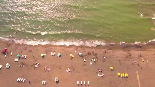 Imagens de um drone de uma praia de areia preta na Geórgia Magneti, — Vídeo de Stock