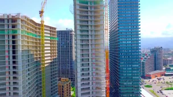 複数階建ての建物の建設。クレーン。空中バトゥミ・ジョージア — ストック動画