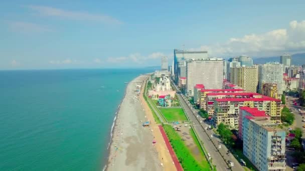 Drone zicht op eerste kustlijn en dijk stad Batumi in Georgië, Adjara — Stockvideo