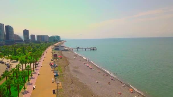 Drone utsikt över första kusten och banvallen staden Batumi i Georgien, Adjara — Stockvideo