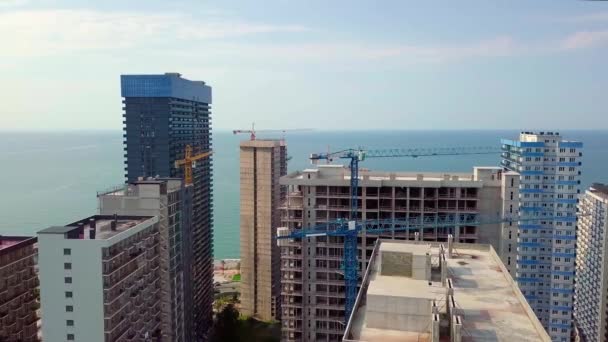 Bouw van een woongebouw met meerdere verdiepingen. Luchtfotografie. Batumi, — Stockvideo