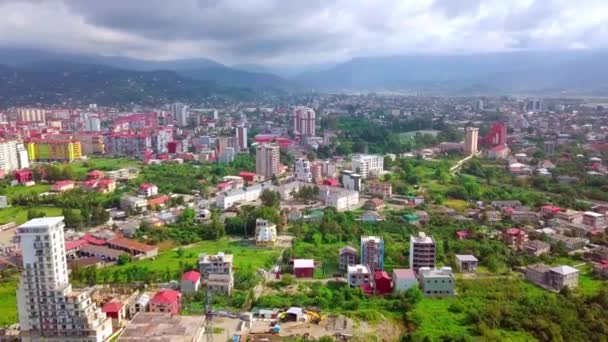 Fényképezés a magasból a központban város Batumi a grúz Adjara. — Stock videók