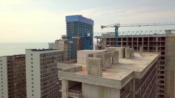 การก่อสร้างอาคารที่อยู่อาศัยหลายชั้น ถ่ายภาพทางอากาศ บะซุมิ , — วีดีโอสต็อก